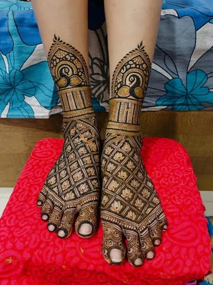 A clear shot of the symmetrical foot design with peacocks.