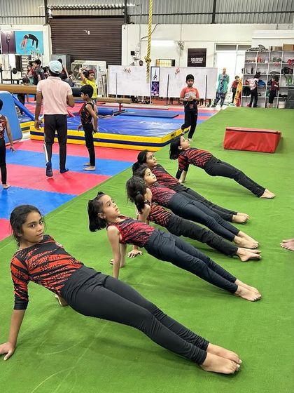 This plank variation against the wall is a great conditioning drill. It strengthens the core and shoulders, teaching the athletes to maintain a hollow body position.