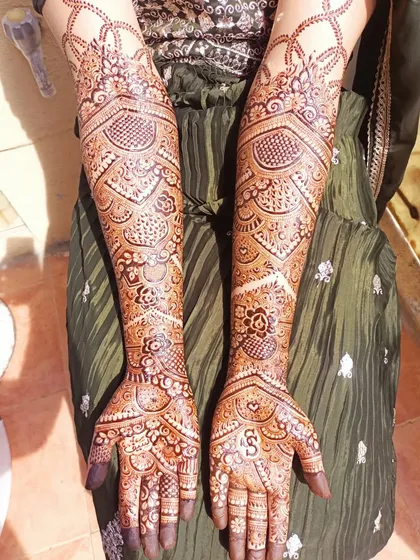 Another angle of the sunkissed mehendi.