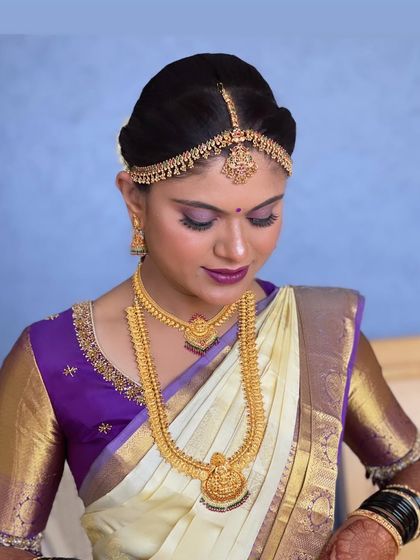 A classic portrait that highlights the entire bridal look, from the matha patti to the layered necklaces.