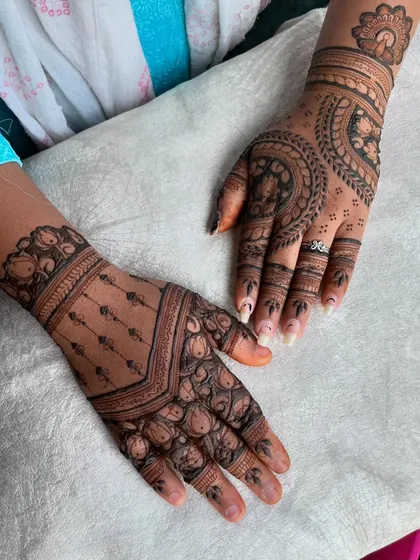 A modern and stylish design for siders, featuring a mix of bold circular patterns and delicate, spaced-out motifs on the back of the hands.