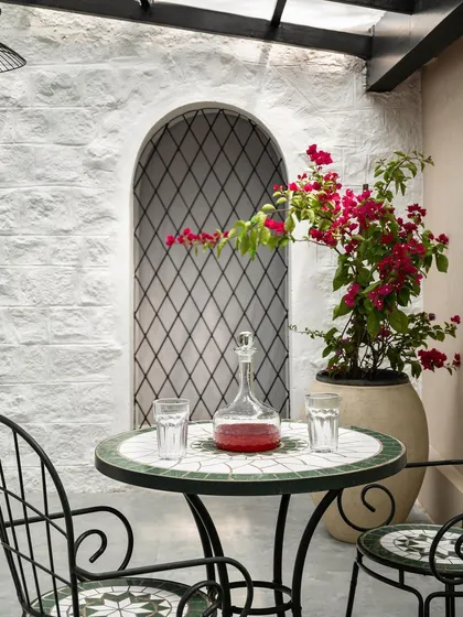 Another detail of the patio, focusing on the simple elegance of the decor. This space proves that outdoor areas can be just as thoughtfully designed as interiors, extending the home's living space.