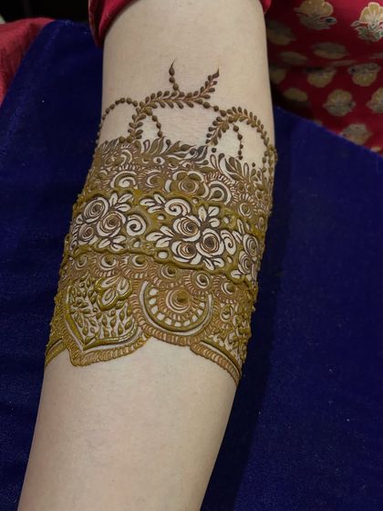 A close-up of the armband, featuring delicate floral bands and a scalloped edge. It’s these little details that make a design special.