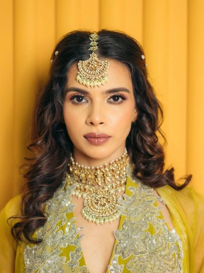 Mehendi & Haldi Looks photo 16