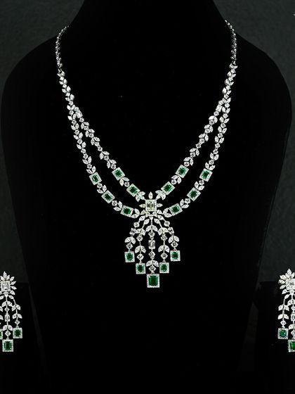 When you want to make an entrance, this is the set. Double-layered diamonds with vivid emerald accents are crafted to capture hearts and turn heads on nights made for grandeur.