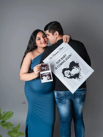 Another creative announcement shot from the same session. The mom-to-be's happy glance towards the camera perfectly captures the excitement of this moment.