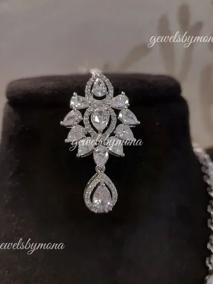 The delicate maang tika from our layered diamond bridal set. This piece adds a traditional touch to a modern diamond ensemble, perfectly framing the face with its sparkling design.