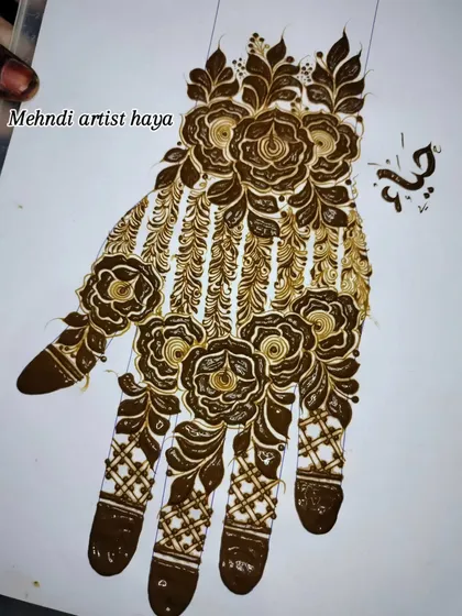 This view highlights the checkered pattern on the fingers, a classic filler technique that adds structure to a floral design.