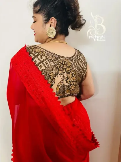 Another angle of the back mehndi, showing how the saree drapes over it.