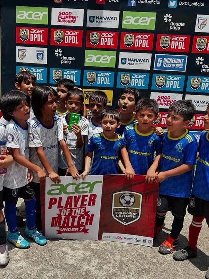 The entire U7 squad celebrating their teammate's Player of the Match award. That is the Bravo spirit.