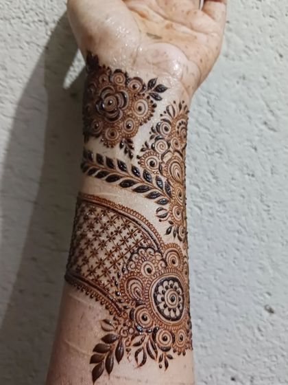 Sometimes I just let the design flow. This is a freehand bridal piece with a mix of floral vines, leafy patterns, and delicate grid work, showing how different elements can come together beautifully.