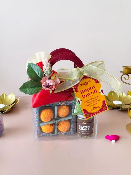 The clear goodie bag is a great way to showcase the festive gifts inside while keeping them secure and beautifully presented.