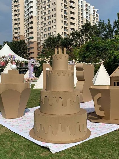 No tea party is complete without cake and a teacup. These oversized, unpainted cardboard sculptures were part of the 'Teddy Par-Tea' play zone, perfect for imaginative games and as props for adorable photos.