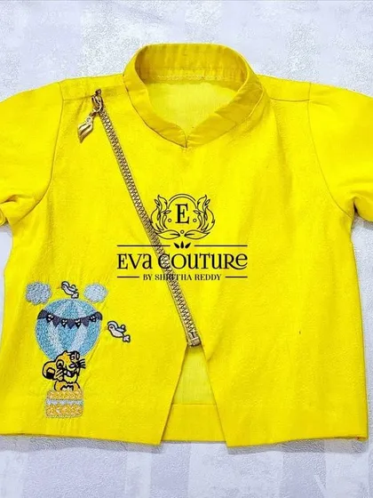 A fun and modern yellow kurta for a baby. It has an asymmetrical zip and a cute hot-air balloon embroidery.