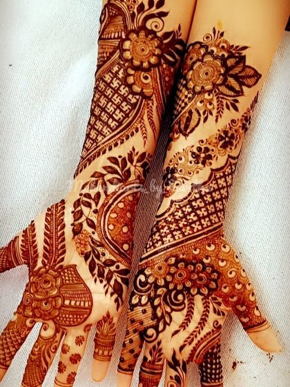 This design blends modern and traditional elements, with a flowing, vine-like pattern that incorporates floral motifs and auspicious swastika symbols. It's a unique choice for any festive event.