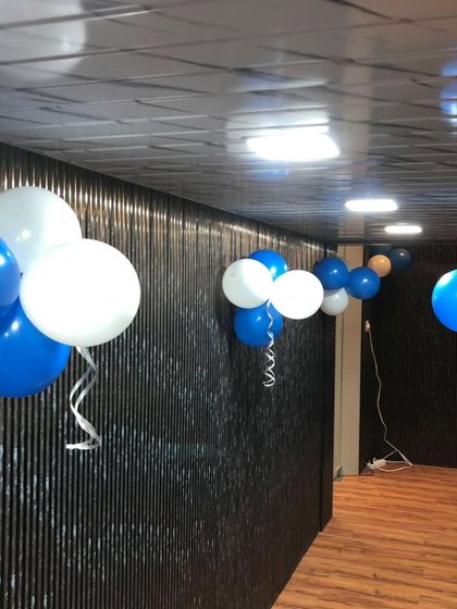 Even the hallways were decorated with matching balloon clusters, ensuring a cohesive and celebratory journey through the new office space for employees and visitors.