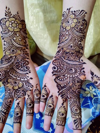 This design features a unique peacock-inspired motif. The intricate feather-like details and eye patterns on the fingers make it a true work of art.