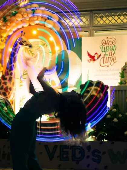 Let's get the party glowing! I can arrange for incredible entertainment options like this mesmerizing LED hula hoop performance. It's a fantastic way to wow your guests and create an unforgettable, high-energy experience.