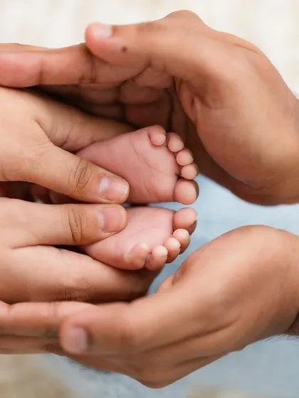 It's all about the tiny details. Holding your baby's feet in your hands is a memory that fades too quickly, and I make sure to preserve it for you.