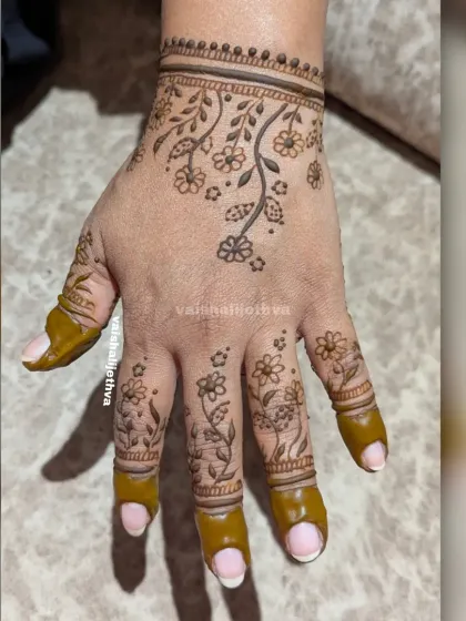 A delicate and minimalist floral vine design. This is perfect for someone who wants a very subtle and elegant touch of henna.