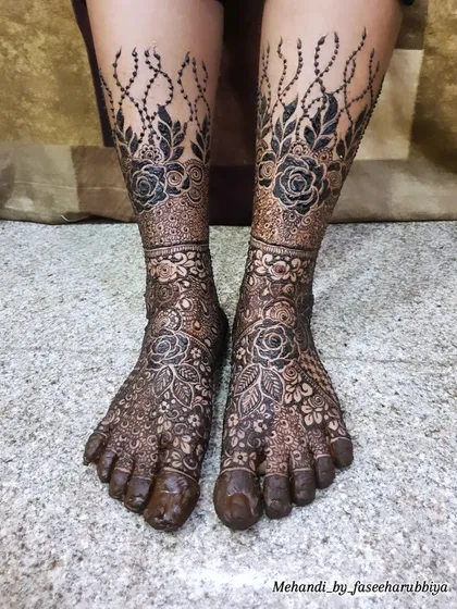 A final, stunning shot of Neha's complete bridal leg and feet mehendi.