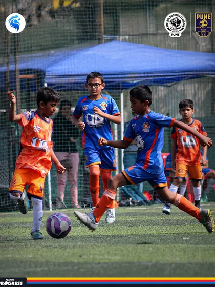 A flurry of action in Pune as players from both teams fight for possession in the midfield.