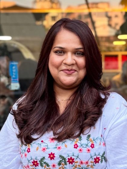 A total game-changer with Mahogany Global and babylights. This look is neat, clean, and perfect, adding subtle dimension to a rich red-brown base.