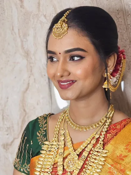 Soundariya looking happy and radiant in her muhurtham makeover. The smile is the best accessory!
