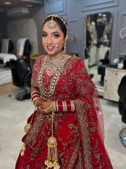 A beautiful bride dolled up by one of my talented team artists, Sunaina. The look is classic and elegant, with a focus on radiant skin.
