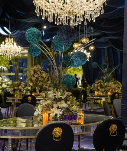 For a glamorous cocktail evening, we transformed the space with a deep, royal blue palette, accented by the sparkle of magnificent crystal chandeliers. The result is a sophisticated and opulent atmosphere perfect for a modern celebration.