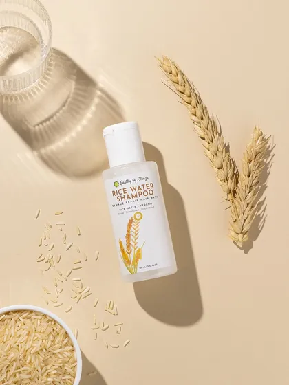 We used natural elements like rice grains and wheat stalks to create an earthy flatlay for this rice water shampoo. The hard sunlight and crisp shadows give it a warm, organic, and sun-drenched feel.