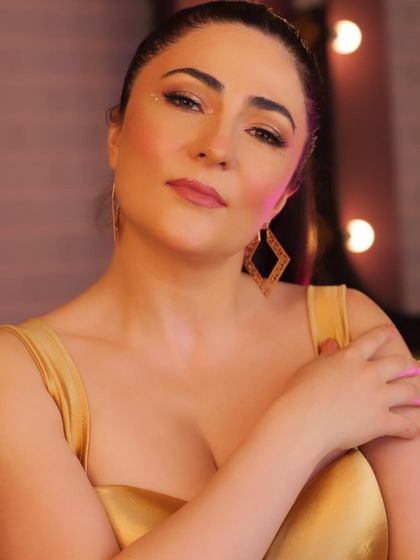 A golden goddess look created in our studio. We teach a variety of glamorous looks in our professional makeup course, perfect for parties, events, and red carpets.