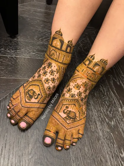 Bridal foot mehendi featuring elephant motifs and architectural domes. This design is both traditional and elegant, perfect for the wedding day.
