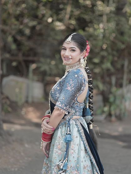 This bride chose a magnificent white and green Kundan set for her wedding, complete with a choker, long haar, nath, and matha patti for a royal look.