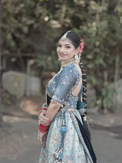 This bride chose a magnificent white and green Kundan set for her wedding, complete with a choker, long haar, nath, and matha patti for a royal look.