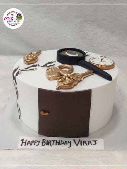 A mysterious and fun detective-themed cake for a birthday. We decorated it with edible clues like footprints, a magnifying glass, and golden keys.