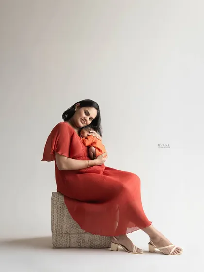 The connection between a mother and her newborn is pure magic. In our studio, we create a relaxed atmosphere for these intimate portraits, focusing on the love and tenderness of these early days.