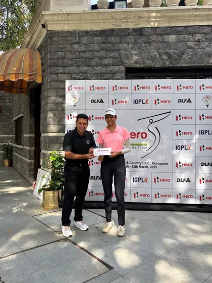 Anvvi Dahiyya receives her prize after an excellent performance at Leg 6 of the Hero WPGT, where she finished as Overall Runner-up and won the Amateur Category.