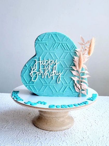 A full view of the standing heart cake with a geometric pattern.