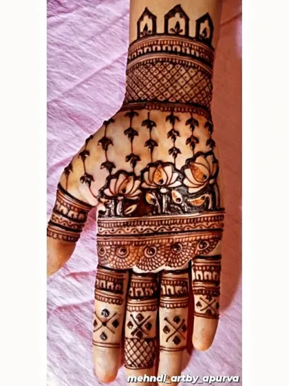The back of the hand is a perfect canvas for showing off beautiful motifs. This design features a garden of lotuses above the knuckles, with a neat jaali pattern on the wrist for an elegant finish.