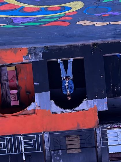 Playing with perspective for a creative urban shot. I'm always ready to experiment to get an interesting photo for a streetwear or artistic project.