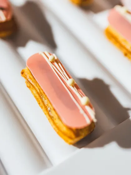 Elegant pink eclairs, meticulously decorated for the Lancôme event. The clean lines and delicate details reflect the beauty and precision of the brand.