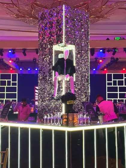 Ever seen a bar this funky? This custom-designed bar, with its mirrored pillar and neon lights, was one of the highlighting attractions of the night. 🪩🩷