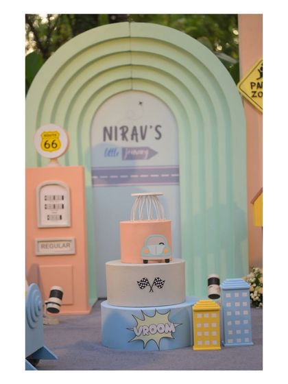 A duplicate image of the cute and creative vehicle-themed cake.