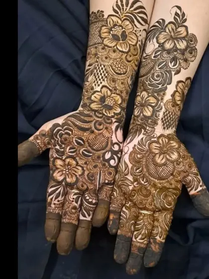 This full bridal set features a beautiful mix of floral and paisley designs, covering the hands from the fingertips to the forearm for a complete bridal look.