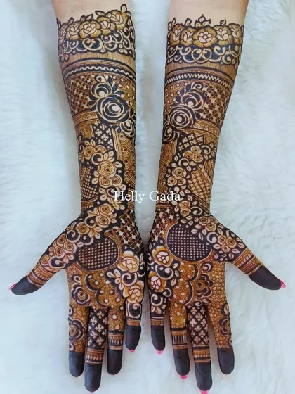 A beautiful Dubai-style floral design. This style is known for its bold flowers, negative spacing, and flowing patterns, creating a very modern and glamorous bridal look.