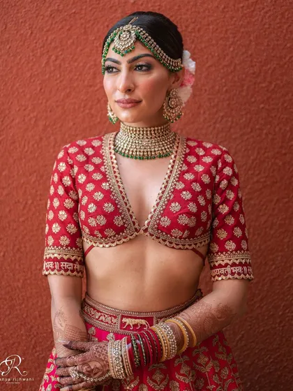 A bride deserves to feel absolutely radiant. I love finding that perfect light, like this gorgeous Goa sunshine, to create stunning bridal portraits that feel both classic and natural. Just 15 minutes is all we need for magic like this.