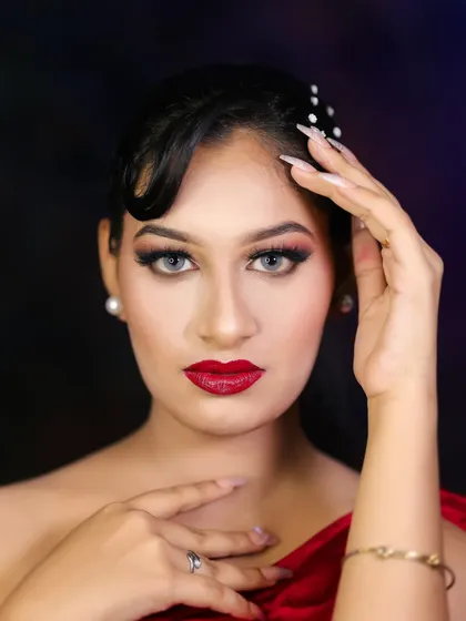 Creating a timeless, glamorous look is an essential skill for any professional makeup artist. Our courses cover classic Hollywood-inspired makeup, focusing on techniques for bold lips, sculpted features, and captivating eyes.