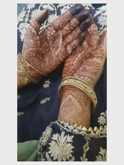 A closer look at the rich stain on the palms from a traditional design. The deepest color always appears here, which is what makes the design so striking.