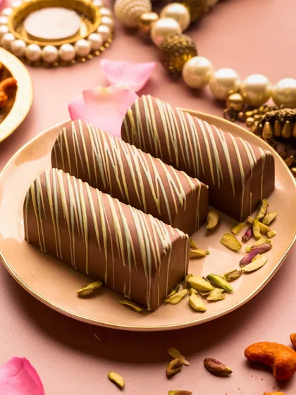 My Pistachio Kunafa Chocolate bars are an exciting new drop for Diwali. Smooth milk chocolate and rich pistachio paste are mixed with freshly roasted, buttery kunafa for a delectable crunch.